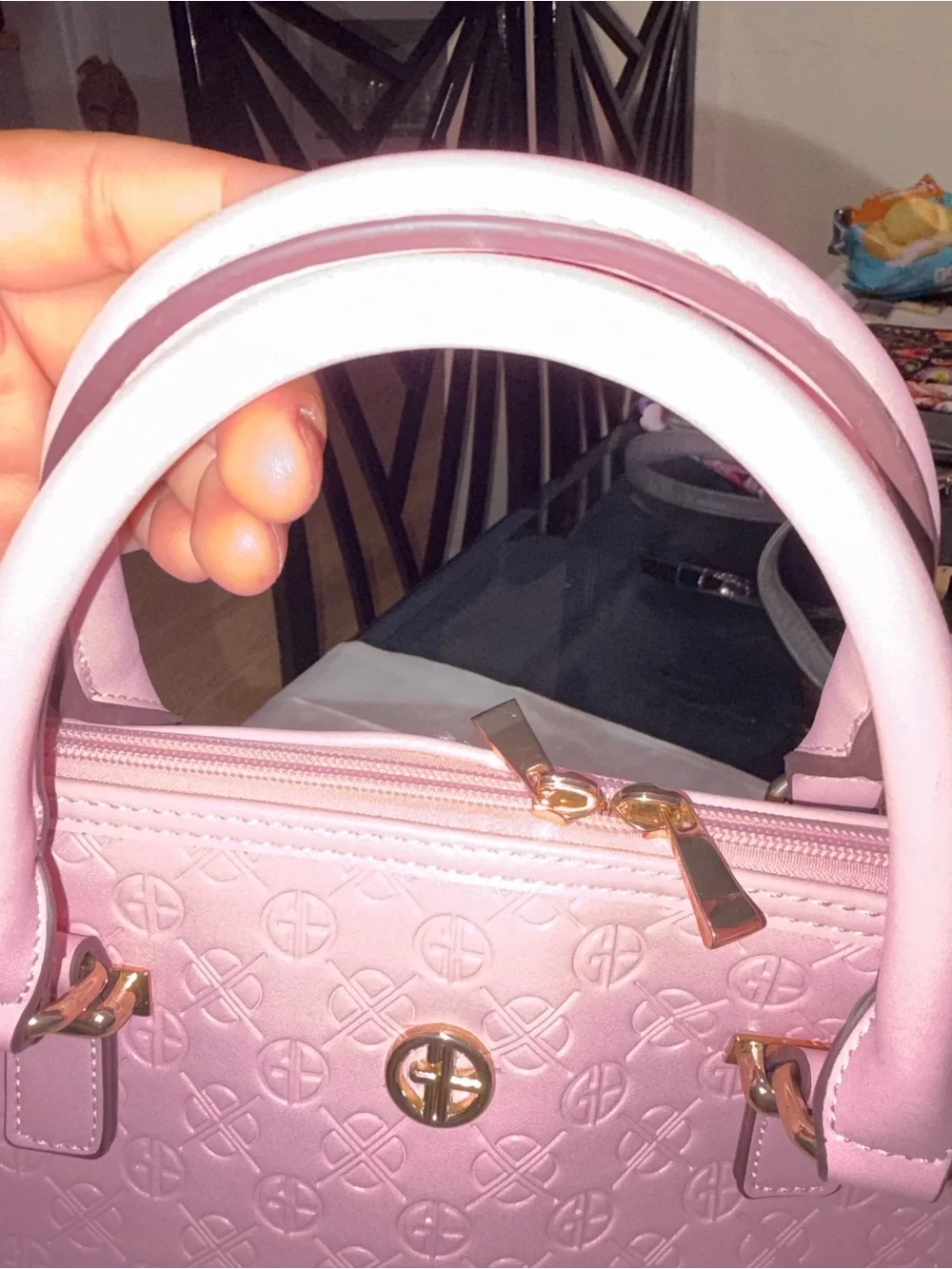 A pink dome-type handbag Giani Bernini